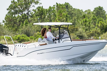 Beneteau Flyer 8 Review: Choosing Spacedeck or Sundeck?