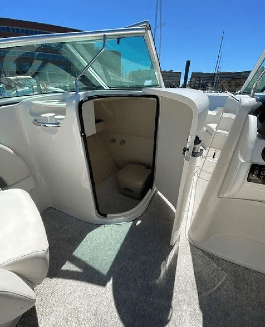 With features such as an enclosed head, Bimini top, and wet bar the Sea Ray 220 Sundeck is as well-equipped as a much larger model