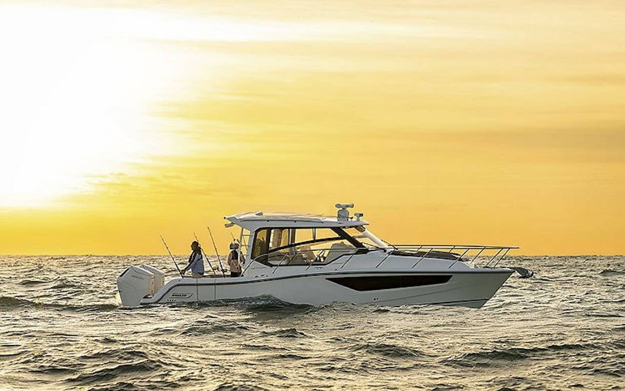 Boston Whaler 365 Conquest