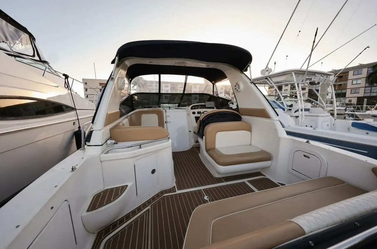 The Sea Ray 290 Sundancer has a comfortable and versatile deck space