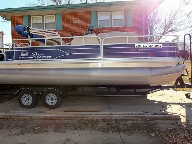 Sun Tracker Fishin Barge 20 DLX