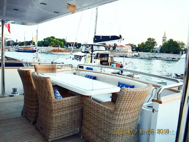 Elegance Yachts 76