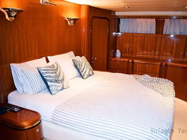 Elegance Yachts 76