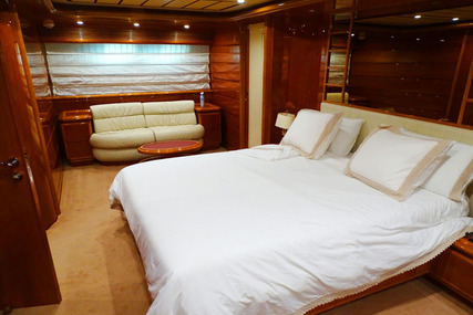 Ferretti Yachts Custom Line 94