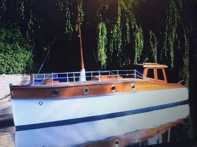 Bert Shutler's Boatyard Poole Dorset Carvel construction, vintage wooden boat