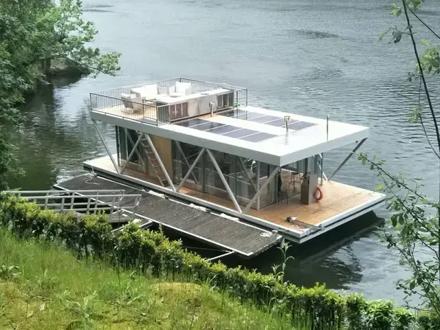 Houseboat 14