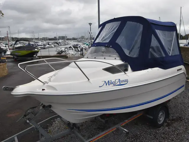 Quicksilver Activ 470 Cabin