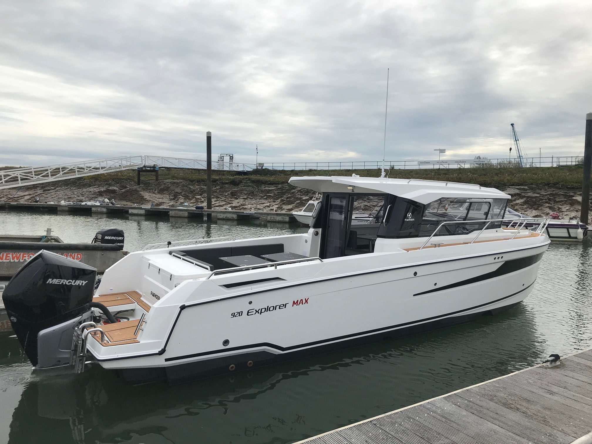 920 Explorer max - Parker Boats