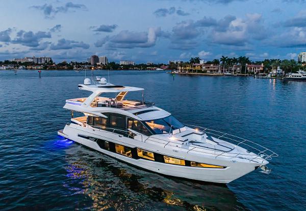 Azimut 680 Fly