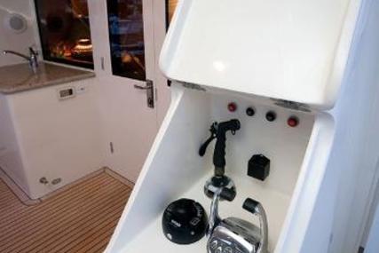 Alaskan Custom Skylounge Pilothouse