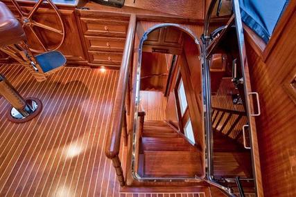 Alaskan Custom Skylounge Pilothouse