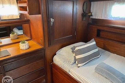 Hatteras 44 Tri-Cabin MY