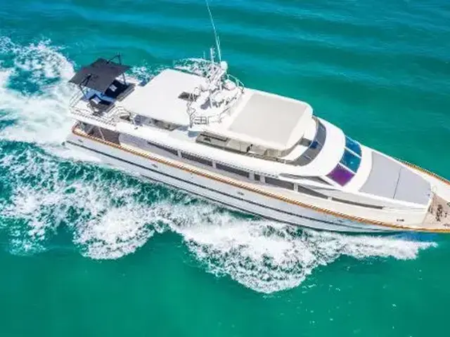 Horizon 110 Raised Pilothouse