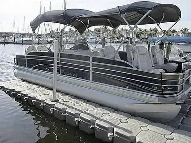 Premier Pontoons 251 Castaway Tritoon