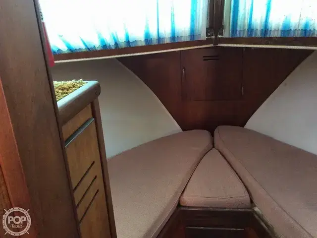 Hatteras 31 Flybridge Cruiser