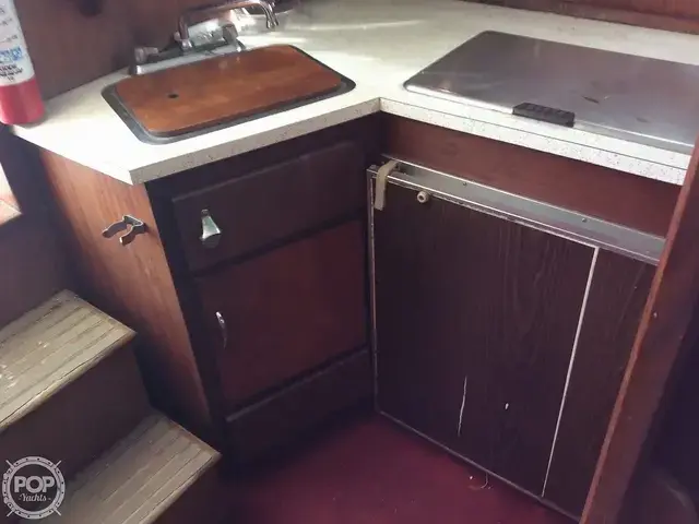 Hatteras 31 Flybridge Cruiser