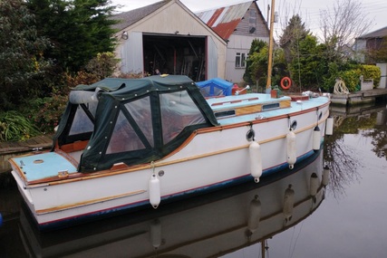 24ft. WILSON CLASSIC MOTOR CRUISER