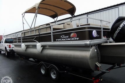 Sun Tracker 24 DLX Fishin' Barge