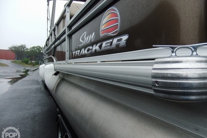 Sun Tracker 24 DLX Fishin' Barge