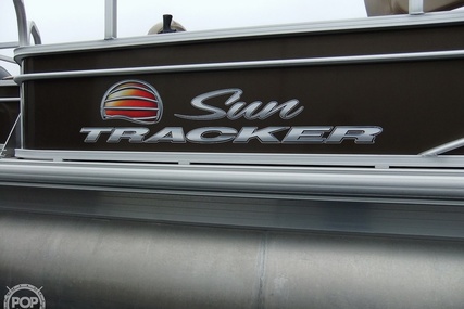 Sun Tracker 24 DLX Fishin' Barge