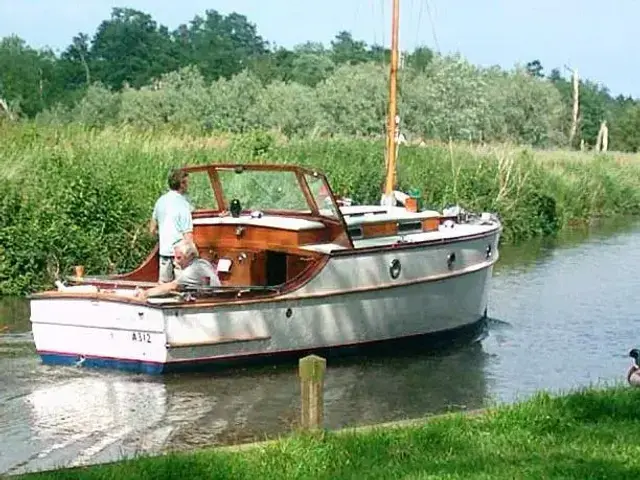 24ft. WILSON CLASSIC MOTOR CRUISER