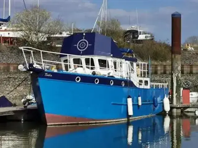 TRAWLER MARINE LIVEABOARD