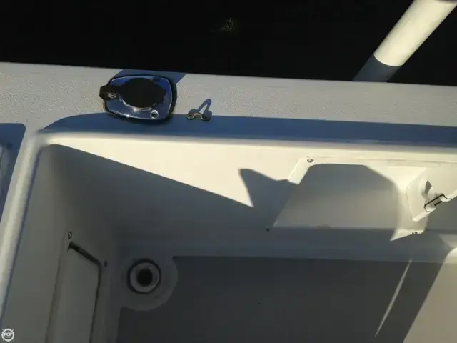 Chris-Craft 215 Sea-Hawk with Bracket