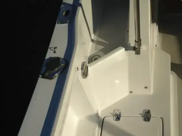 Chris-Craft 215 Sea-Hawk with Bracket