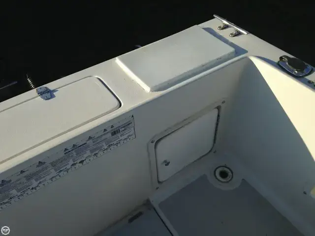 Chris-Craft 215 Sea-Hawk with Bracket