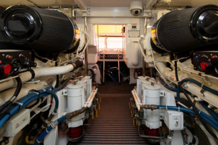 Hatteras 64 ENCLOSED BRIDGE