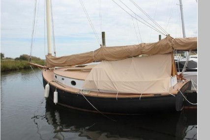 Sailboat Fenwick Williams 25 Catboat