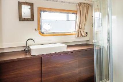 Wide Beam Narrowboat Metrofloat 60 x 12 Enclosed Cratch