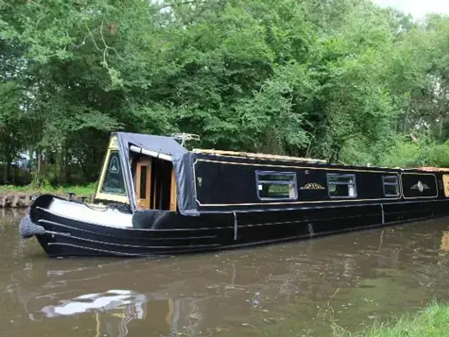 Narrowboat 60' Warble / Johnathan Wilson