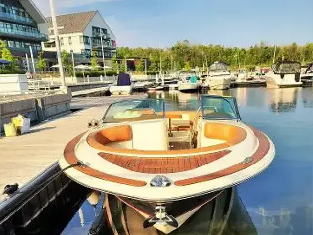 Chris-Craft Launch 28