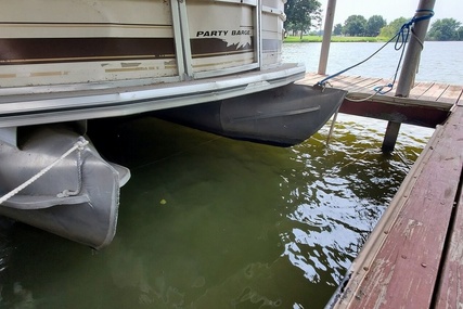 Sun Tracker 27 Party Barge