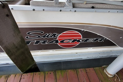 Sun Tracker 27 Party Barge