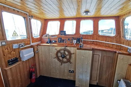 TRAWLER MARINE LIVEABOARD