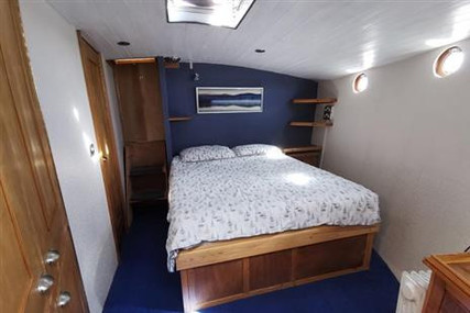 TRAWLER MARINE LIVEABOARD