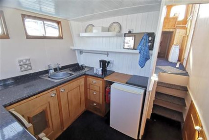 TRAWLER MARINE LIVEABOARD