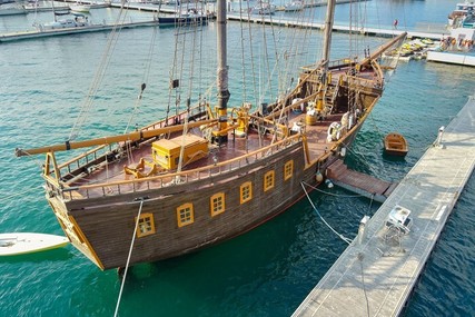 Commercial boats Galion Pirate Ship