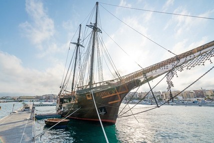 Commercial boats Galion Pirate Ship