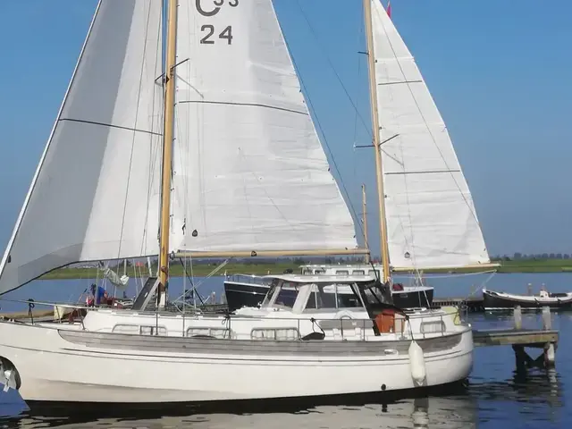 Prior Coaster Motorsailer 33