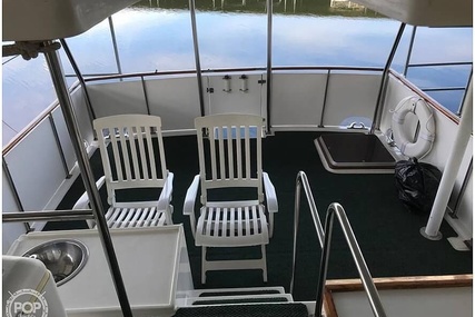 Trader 38 Tradewinds Sundeck