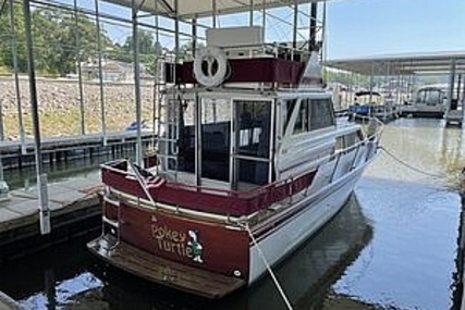 Marinette 28 sedan