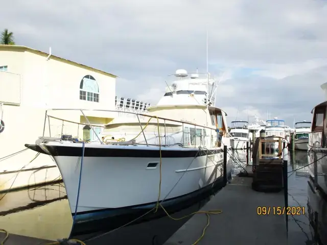 Hatteras Motoryacht Tri-Cabin