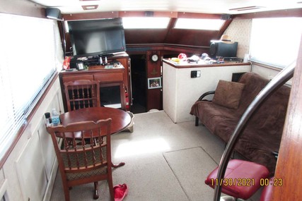 Hatteras Motoryacht Tri-Cabin