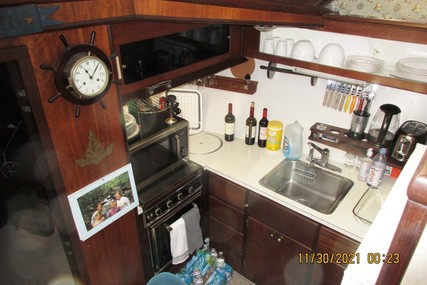 Hatteras Motoryacht Tri-Cabin