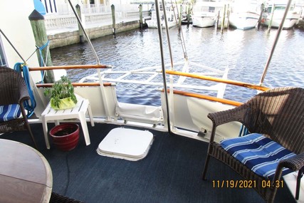 Hatteras Motoryacht Tri-Cabin