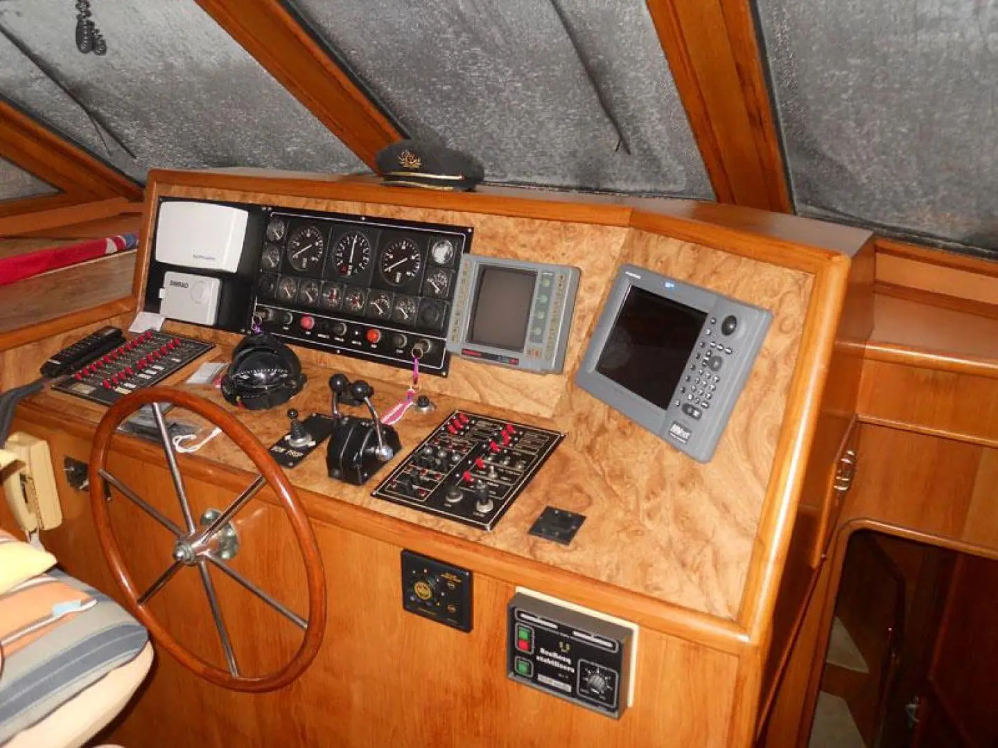 1991 Vantare cockpit motor yacht