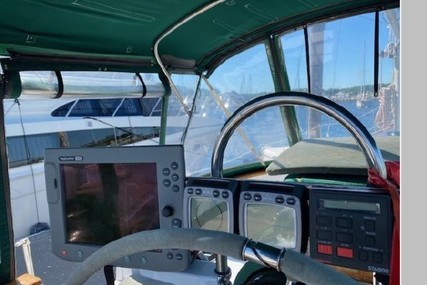 Trader 41 Center Cockpit